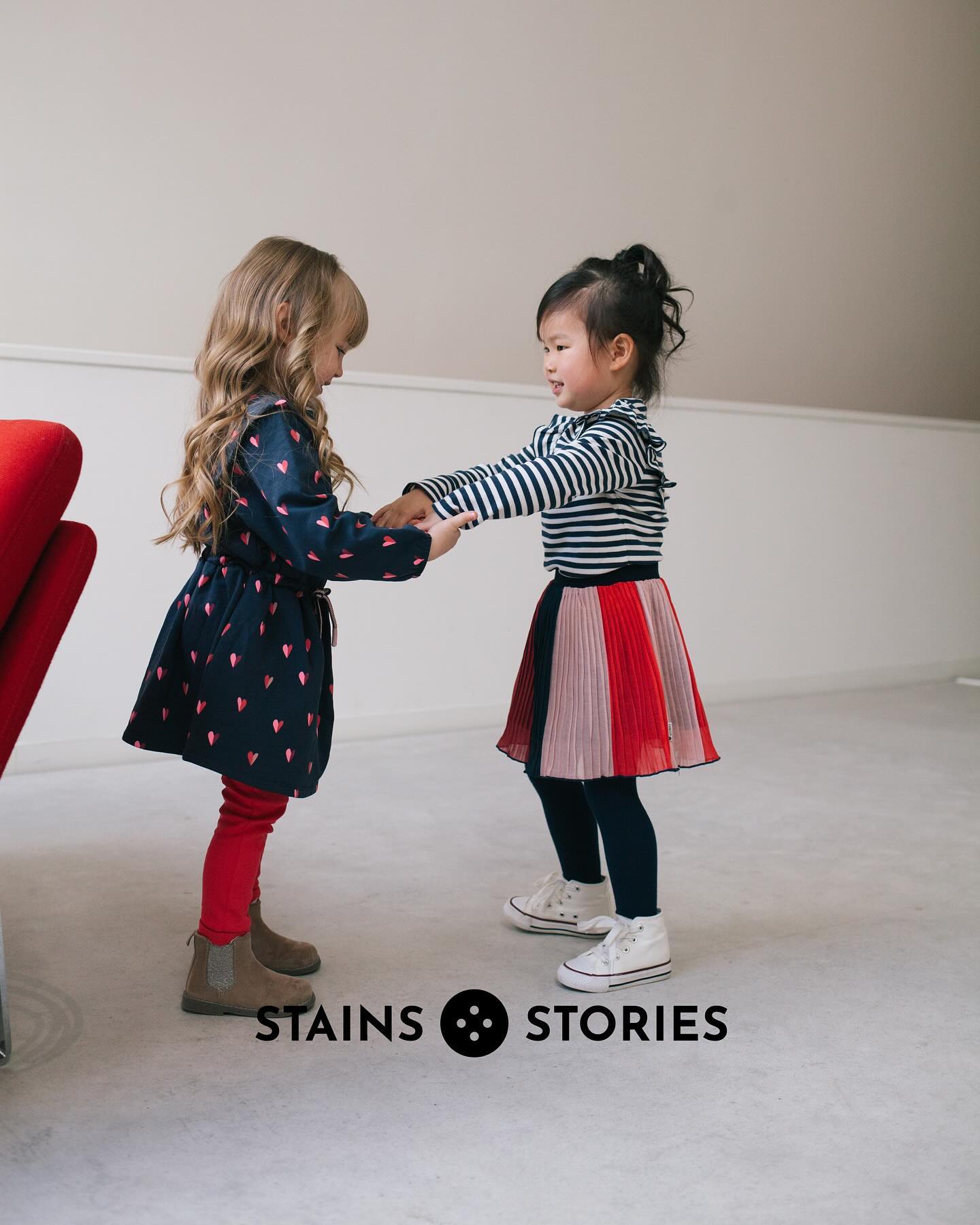 STAINS AND STORIES - ROK ROOD BLAUW