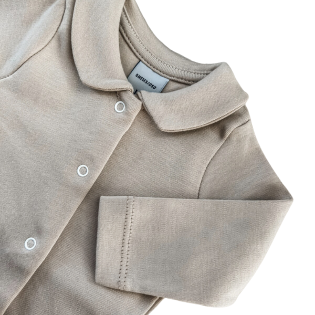 BABIDU - ROMPER MET VOORSLUITING EN POLOKRAAG ZAND