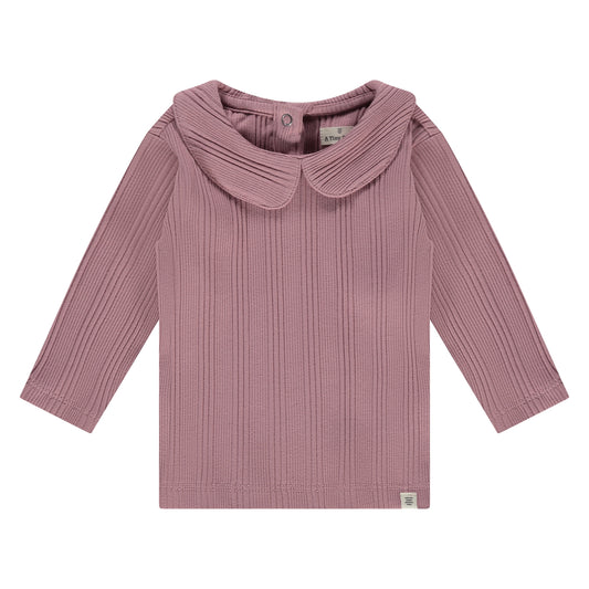 A TINY STORY - ROUGE SHIRT MET KRAAG